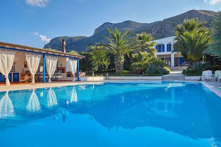 Villa für 8 Personen, mit Balkon und Terrasse sowie Garten