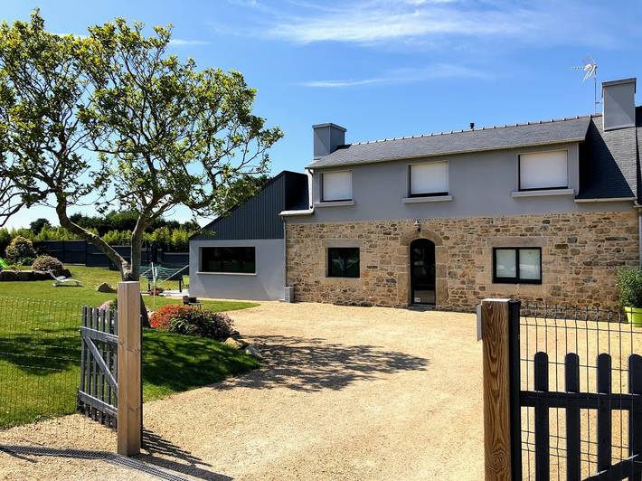 Gîte pour 7 personnes, avec piscine ainsi que jardin et terrasse à Coatréven