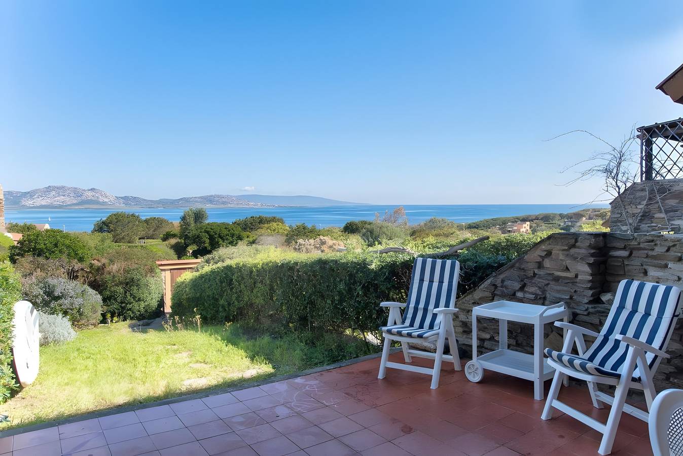Casa Vacanze 'I Lentischi C13' con vista mare, terrazza privata e aria condizionata in Stintino, Nurra