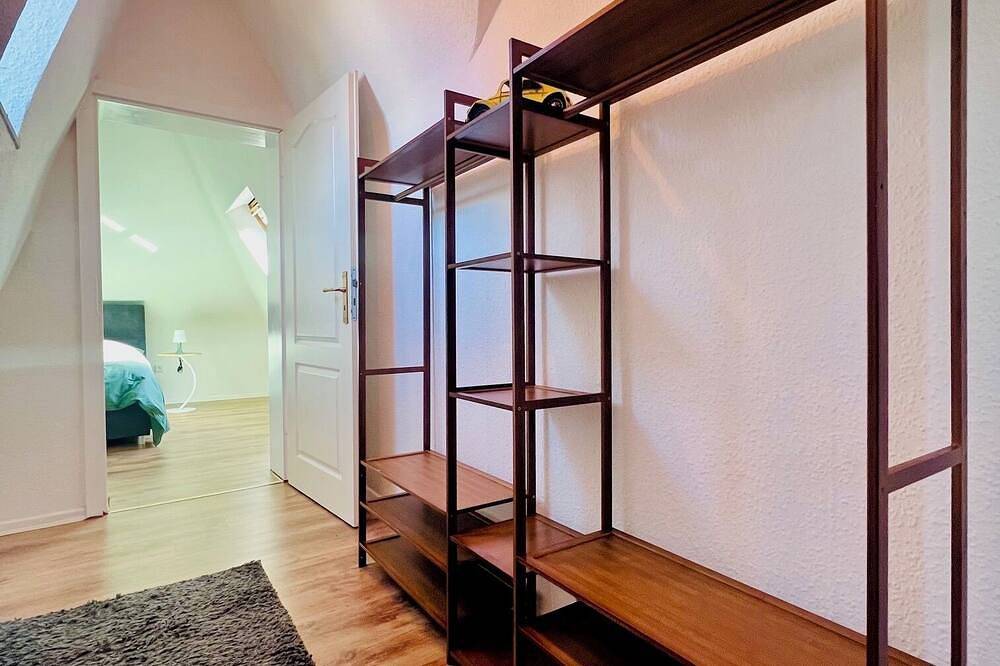 Entire apartment, Charming top floor/maisonette apartment with balcony in the heart of Krefeld in Krefeld, Lower Rhine