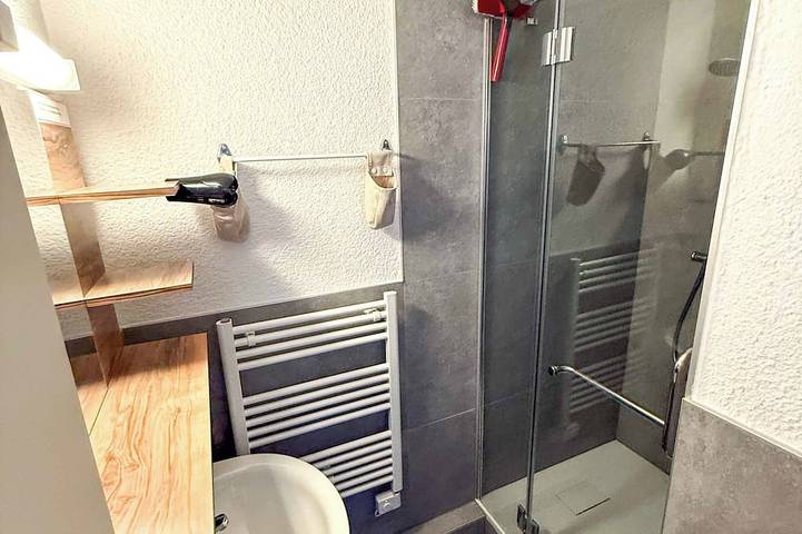Apartamento entero, ⛰🌱 Cozy Studio in Praz-de-Lys – Mont Blanc View and Private Pool 🌞 in Praz de Lys, Taninges
