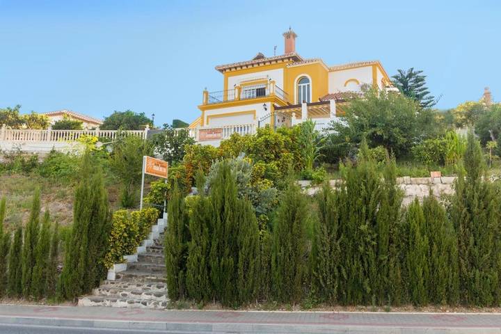 Alojamiento y desayuno para 2 personas, con Balcón y Terraza además de Jardín y Piscina en Torrox