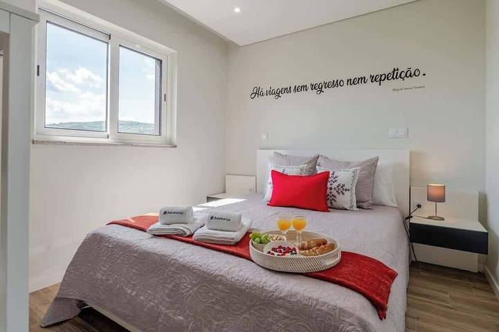 Location de vacances pour 2 personnes, avec balcon ainsi que jardin et piscine dans Santa Marinha do Zêzere