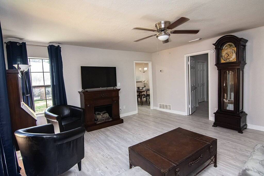 The Pecan House | Prime Location near At&T Stadium, Rangers, Six Flags | Family & Pet Friendly in Arlington, Tarrant County