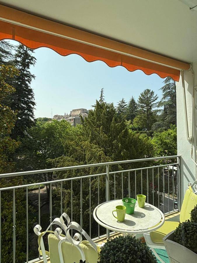 Gîte pour 3 personnes, avec Terrasse et Vue dans Casino de Greoux les Bains - 2