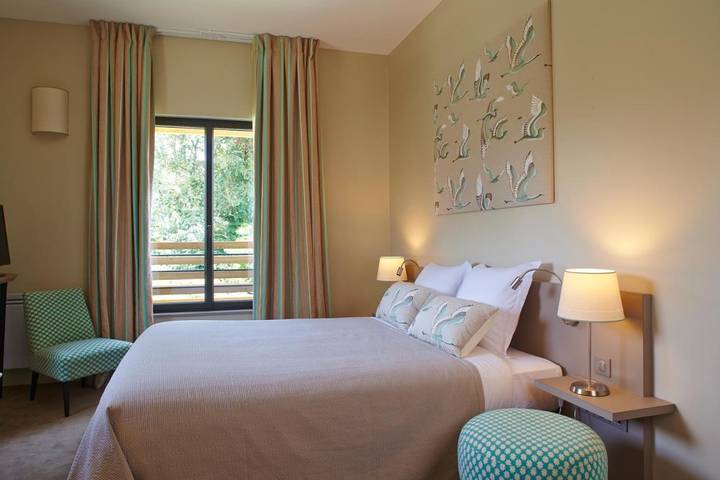 Hôtel pour 2 personnes, avec jardin à Mauregard (mini-série)