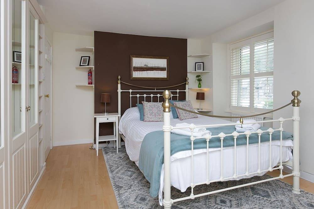 Awelon sleeps 10, Hot Tub, Log Burner, private courtyard, Porthmadog, Snowdonia in Porthmadog, Snowdonia