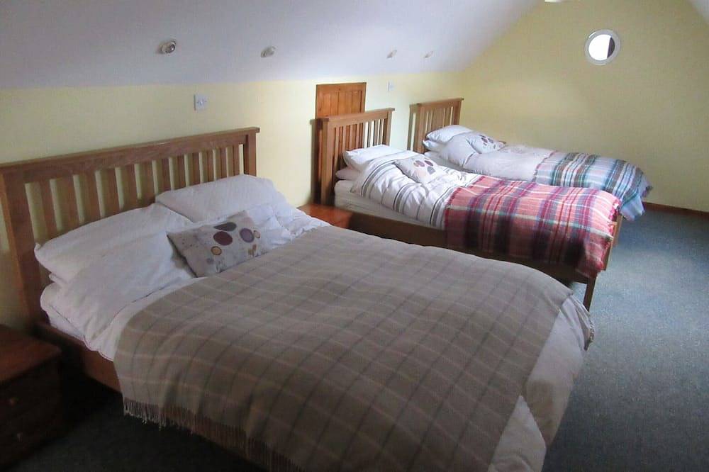 Kestrel, Longhouse Cottages in Highlands