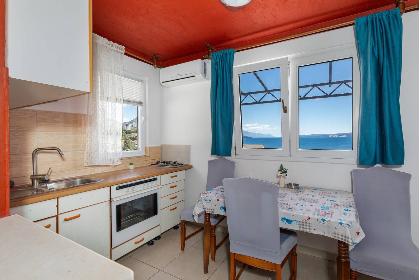 Ganze Wohnung, 2-Zimmer-Ferienwohnung mit Terrasse und Meerblick Duce, Omis A-2758-b in Dugi Rat, Omis-Riviera