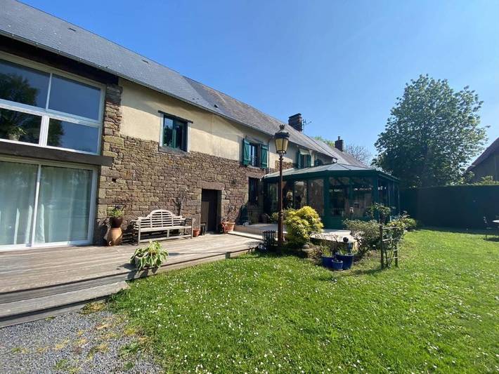 Location de vacances pour 22 personnes, avec jardin à Notre-Dame-de-Cenilly