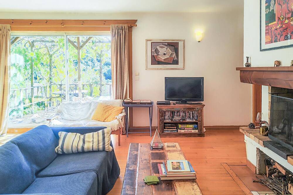 Lovely home in Faugères with private swimming pool, can be inside or outside in Faugères, Béziers region