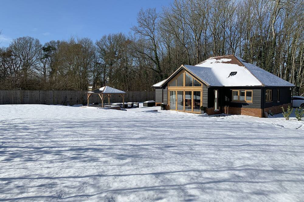 A modern luxury bungalow with an amazing hot tub located in a rural part of Kent in Greensands Ridge, East Sutton