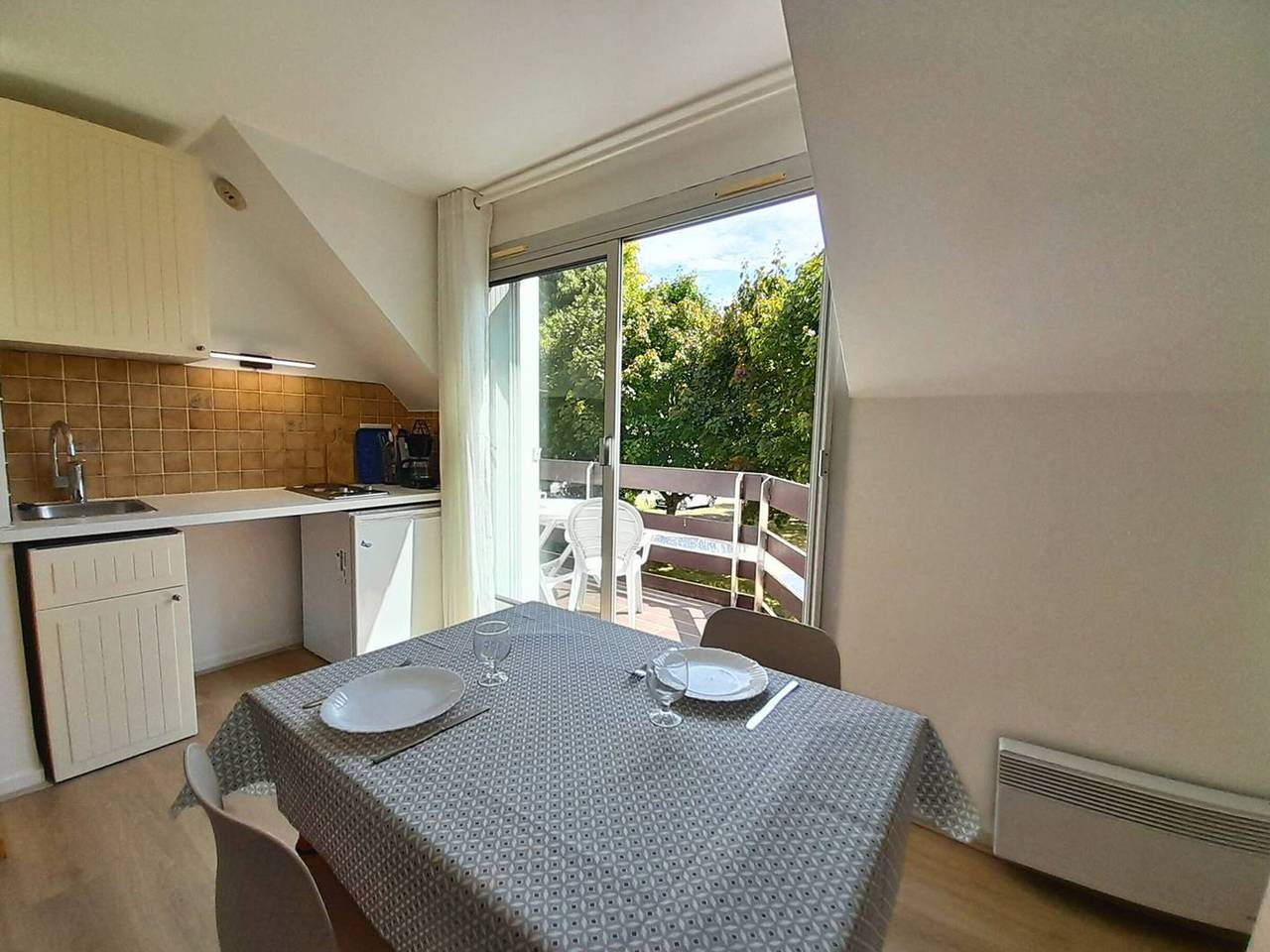 Studio entier, Studio Économique à 100m des Plages de Carnac avec Balcon, Parking et Tv in Carnac, Côte des Mégalithes