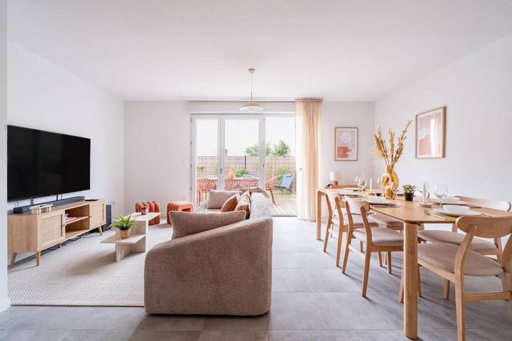 Location de vacances pour 8 personnes, avec Terrasse à Aucamville