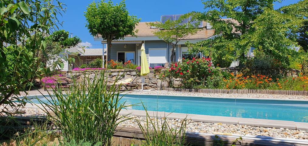 Gîte pour 2 personnes, avec piscine ainsi que jardin et terrasse