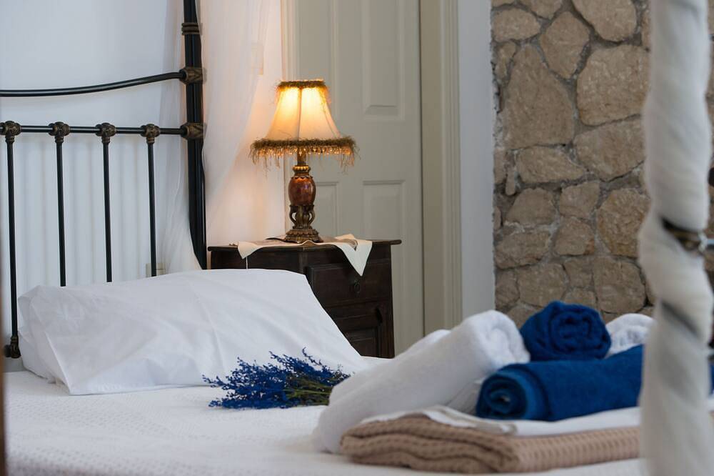 Milos Bay Villas- Beachfront Luxury Villa with Private Pool & Outdoor Jacuzzi in Agios Nikitas, Greece