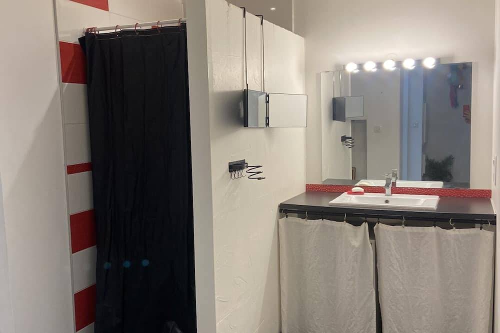 Entire apartment, Appartement Spacieux Calme Centre Village Avec Terrasse et Cour in Sarrians, Vaucluse