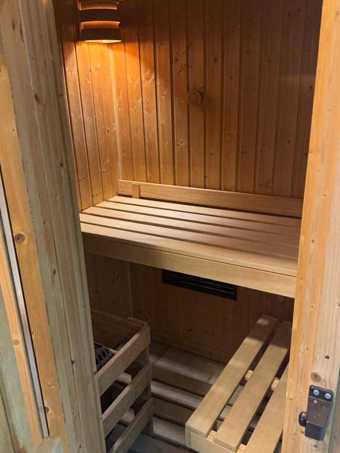 Gîte pour 2 personnes, avec jardin et jacuzzi ainsi que sauna et terrasse à Sinaia - 4