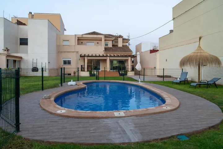 Chalet para 14 personas, con jacuzzi además de jardín y piscina - 1