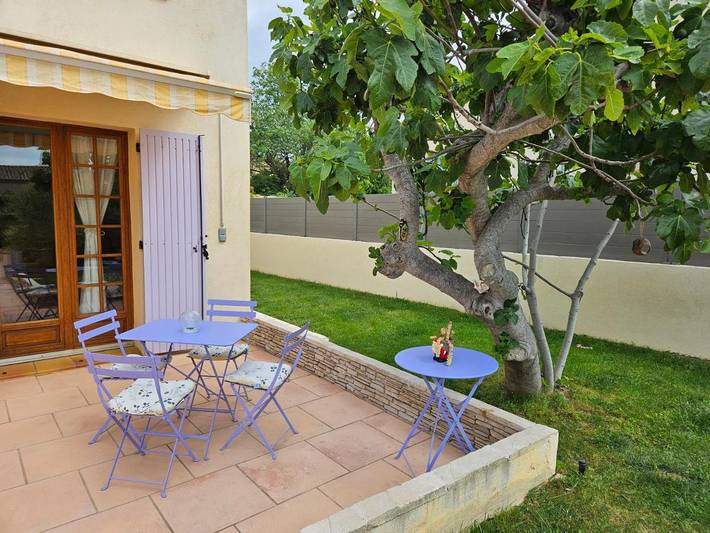 Location de vacances pour 3 personnes, avec vue ainsi que jardin et piscine à Pélissanne - 4