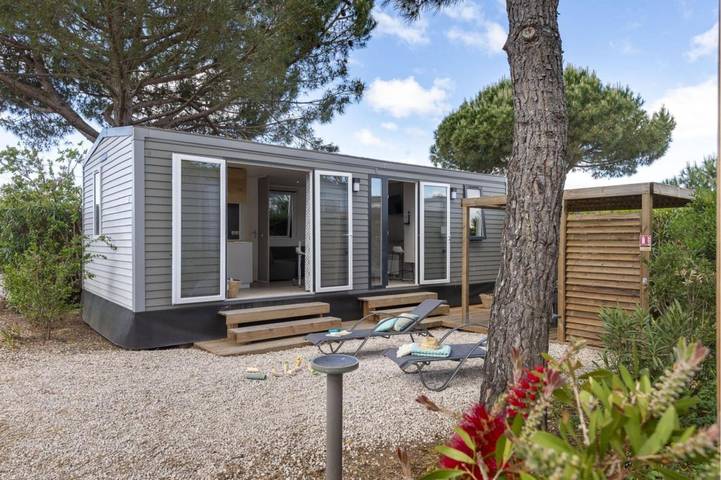 Location de vacances pour 5 personnes, avec terrasse ainsi que jardin et piscine, animaux acceptés à Portiragnes