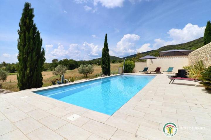 Location de vacances pour 2 personnes, avec vue ainsi que piscine et jardin à Saint-Sauveur-de-Cruzières - 3