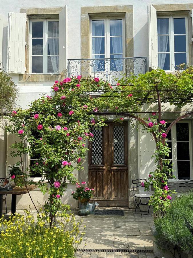 Chambre d’hôte pour 4 personnes, avec Balcon et Terrasse ainsi que Jardin et Piscine