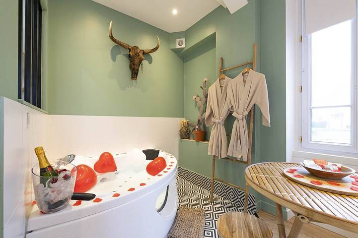 Mexico Suite with Jacuzzi 15min Disney in Nanteuil-lès-Meaux, Sena y Marne