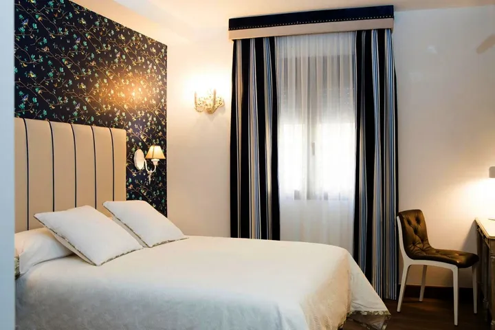 Hotel for 3 people, with garden and pool - 1
