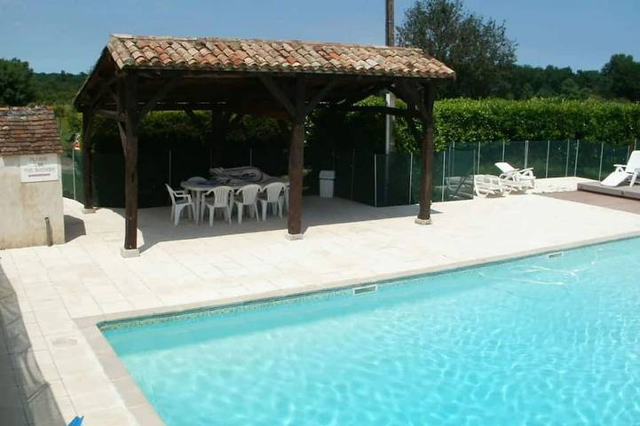Gîte pour 4 personnes, avec jardin ainsi que terrasse et piscine à Gageac-et-Rouillac
