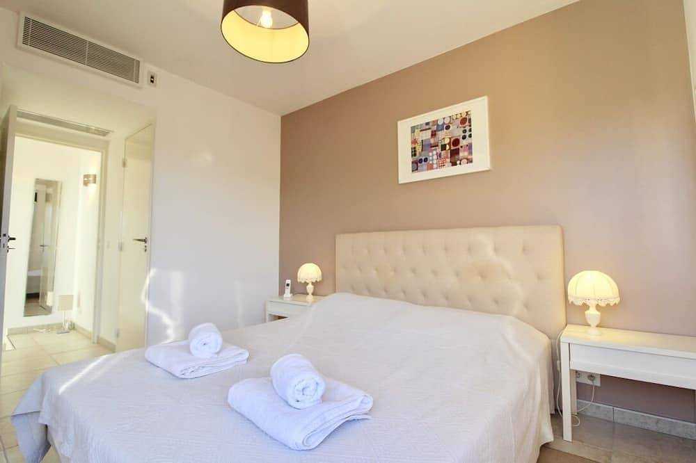 Modern villa in calm private domain with pool near St-Paul de Vence in Saint-Paul-de-Vence, Cannes region
