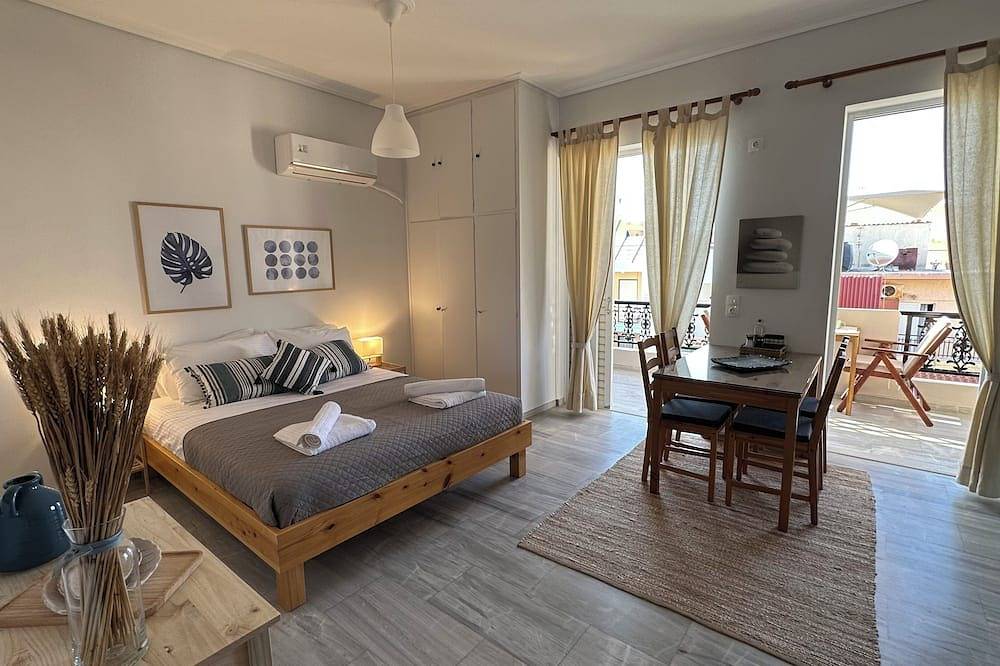 Geheel appartement, Zen Studio 2 min from the beach with a spacious veranda, free WiFi, and A/C. in Rethymno (City), Rethymno en omgeving