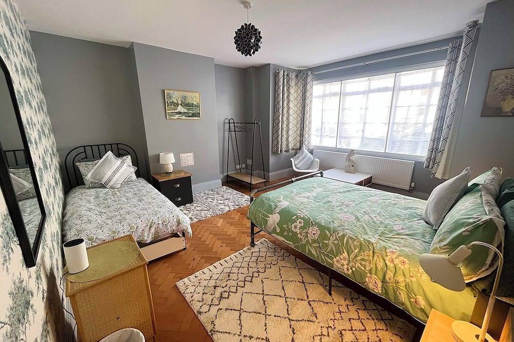 Spacious semi-detached Southsea House in Portsmouth, Südostengland