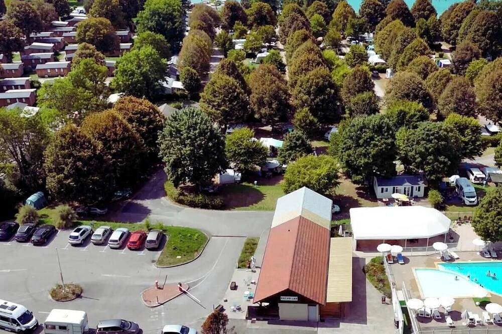 Zecamping 3 étoiles piscine chiens acceptés animations locatif 30m2 in Clairvaux-les-Lacs, Jura Francais
