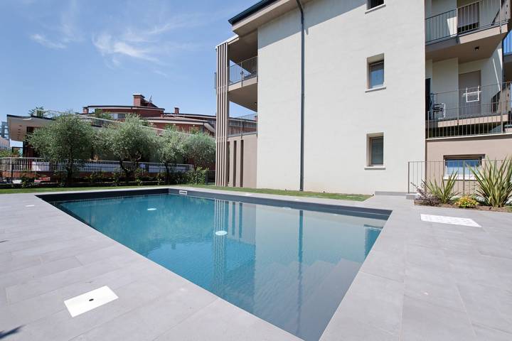 Apartamento inteiro, Apartamento 'Eleonora C1' com piscina partilhada, terraço privado e ar condicionado in Garda, Pré-Alpes de Garda