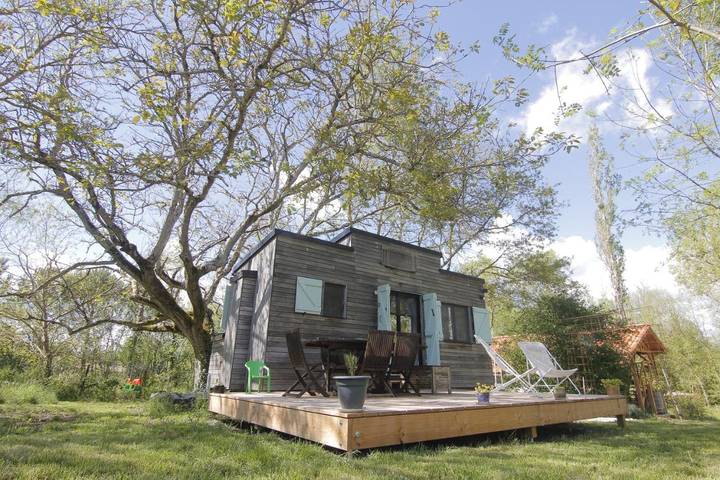 Gîte pour 2 personnes, avec jardin et terrasse, animaux acceptés à L'Isle-Arné