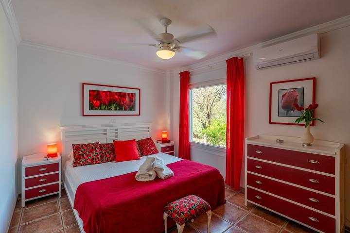 Villa Las Alondras with Lake and Mountain View, Pool, Garden & Wi-Fi in Viñuela, Cordillera Penibética