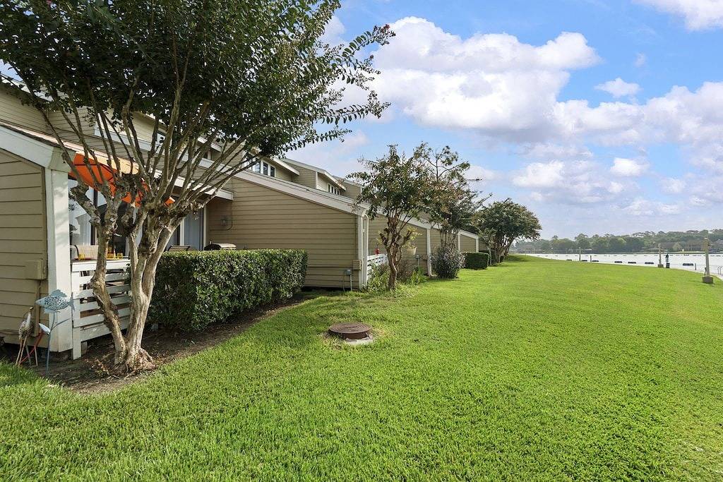 Fun Waterfront Condo im April Sound - neben Country Club, Pool, Golf, Angeln in Lake Conroe