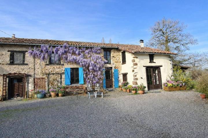 Location de vacances pour 4 personnes, avec vue ainsi que jardin et terrasse à Saulgond