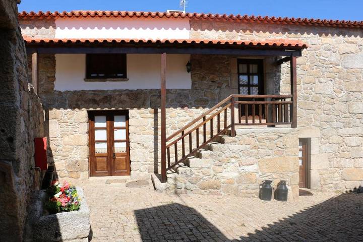 Gîte pour 2 personnes, avec terrasse et vue ainsi que jardin et piscine à Vila Flor - 4