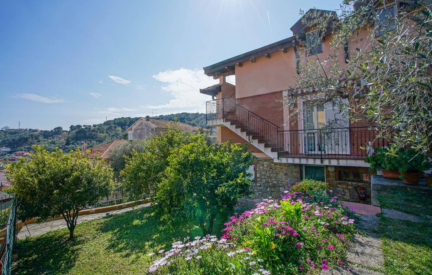 Acogedor apartamento en Montegrazie con terraza y wifi in Borgo Sant'Agata, Imperia