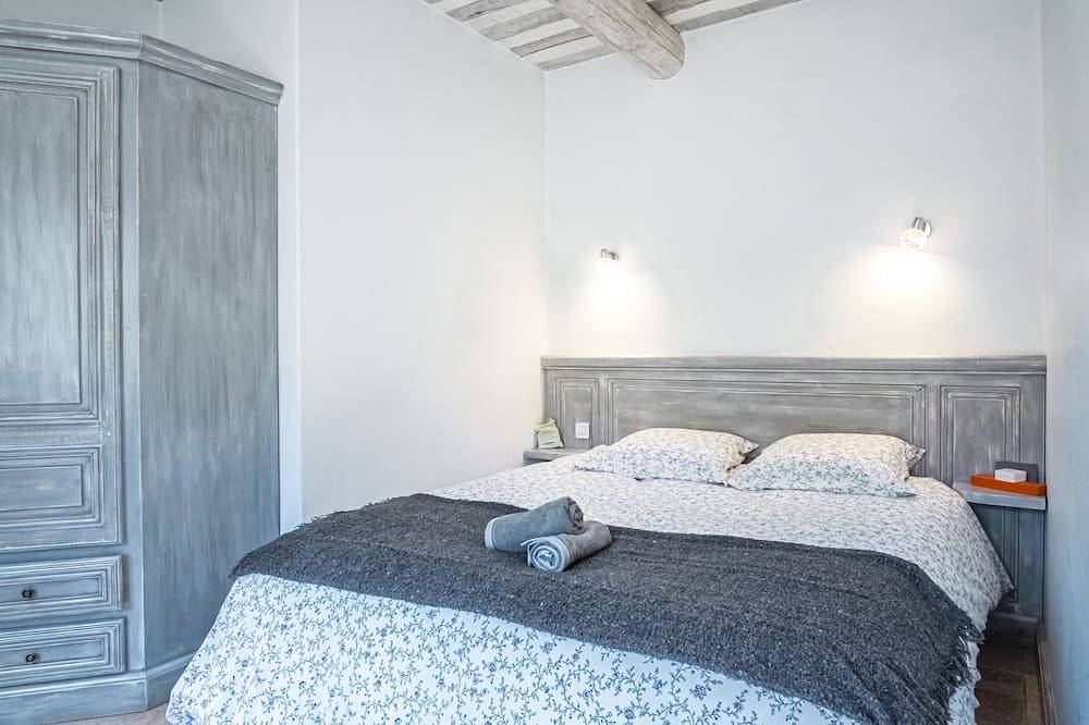Gîte tout confort - jardin et piscine in Lagnes, Parc naturel régional du Luberon