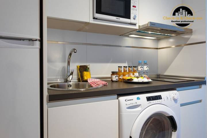 Entire apartment, Apartment 'La Rosaleda' with Balcony, Wi-Fi and Air Conditioning in Málaga Central District, Malaga