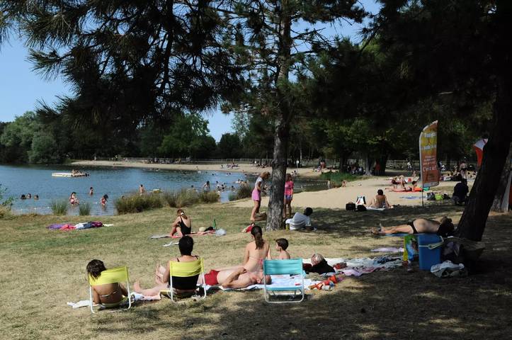 Mobil home pour 5 personnes, avec terrasse ainsi que piscine et vue, animaux acceptés à Châteauroux - 2