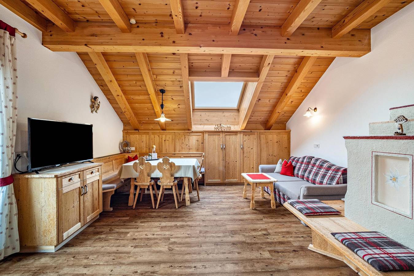 Ganze Wohnung, Ferienwohnung 'Stoffnerhof Apt Edelweiß' mit Bergblick, Gemeinschaftsgarten und Wlan in Villgratner Berge, Welsberg-Taisten