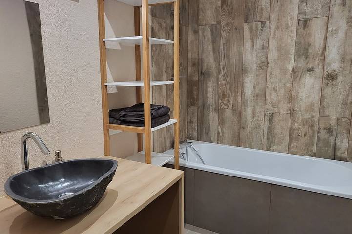 Ganze Wohnung, Gîte Le Creusot-Bourgogne with swimming pool - Ground floor with Pmr access in Le Breuil, Autun und Umgebung
