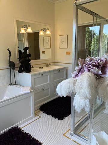 Location de vacances pour 2 personnes, avec vue et piscine ainsi que terrasse et jardin à Garches - 2