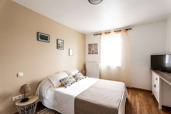 Gîte pour 6 personnes, avec terrasse et jardin à Saugnac-et-Cambran - 4