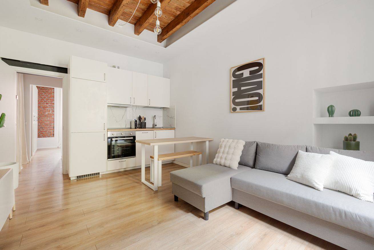 Entire apartment, Bright Apartment 450m from "Pasteur" M1 in Milan, Milan Province
