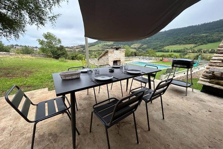 Location de vacances pour 4 personnes, avec vue ainsi que terrasse et piscine à Banassac - 4